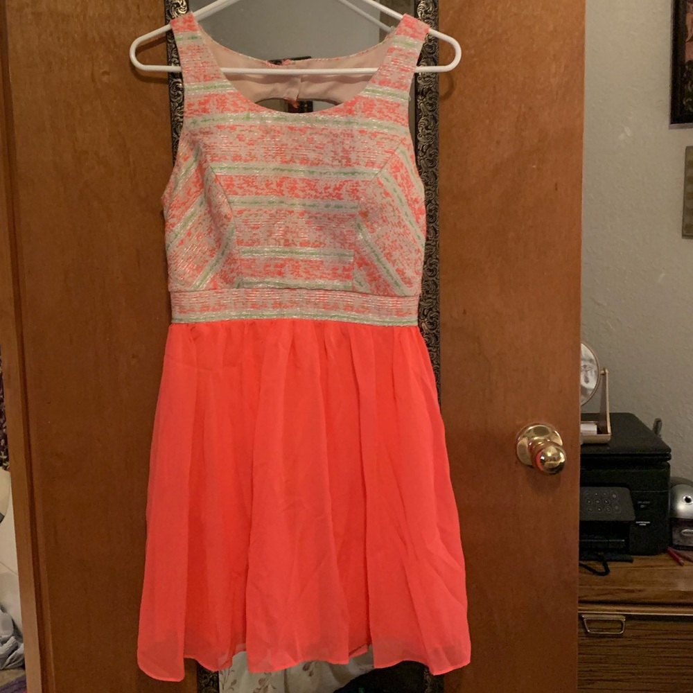 CITY TRIANGLES woman’s dress.